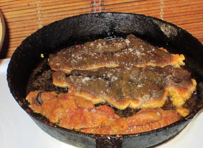 1. Этап. Икра щуки жареная: Поставьте сковородку с толстым дном на плиту и разогрейте ее на сильном огне. Влейте необходимое количество растительного масла без запаха и дайте ему время, чтоб раскалиться. Опускайте в масло икру. Присолите ее сверху и присыпьте перцем.