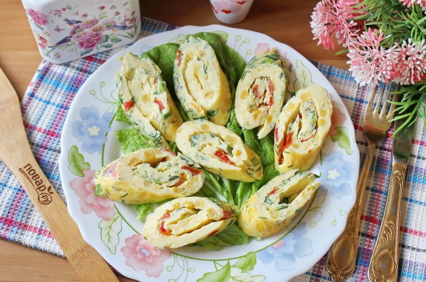 1. Этап. Рулет из омлета с овощами: Сочный, нежный и вкусный рулет из омлета с овощами подавайте к столу в теплом или остывшем виде.