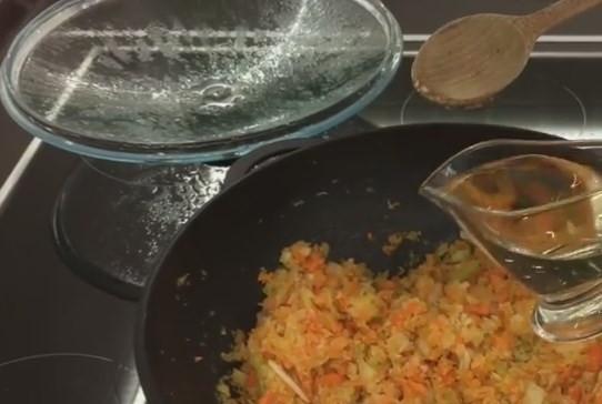 1. Этап. Вкусная домашняя лазанья (плюс рецепт теста): 3. В подтушенные овощи добавьте 100 мл вина и 100 мл бульона (в крайнем случае замените водой).