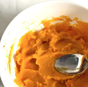 1. Этап. Тыквенный тостовый хлеб: Размять готовую тыкву в пюре. У меня шкурка осталась маленькими кусочками, их будет видно крапинками в хлебе (мне так хотелось).