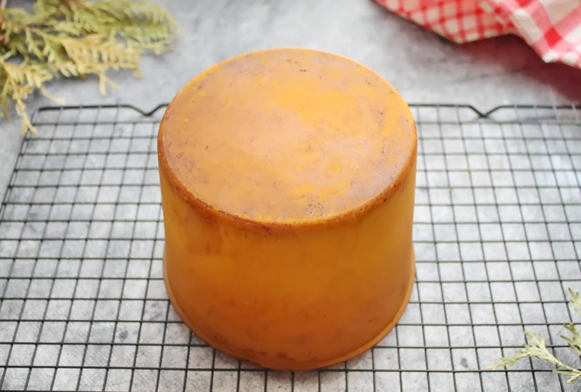 1. Этап. Шоколадный бисквит на белках: Готовый бисквит достаньте из духовки и переверните на решетку для выпечки. Если ее нет, то установите ее вверх дном на чашки, главное чтобы было пространство снизу.