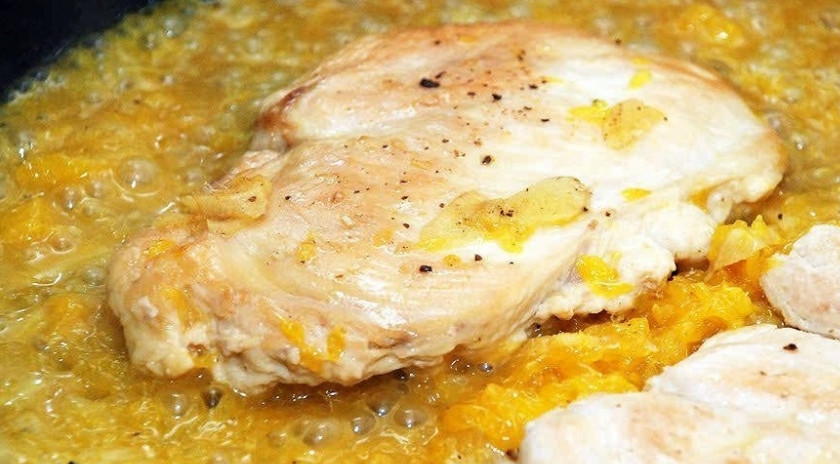 1. Этап. Курица с имбирем: Как только сок закипит, уменьшите огонь и накройте сковороду крышкой. Тушите блюдо около 15 минут, пару раз перевернув филе.