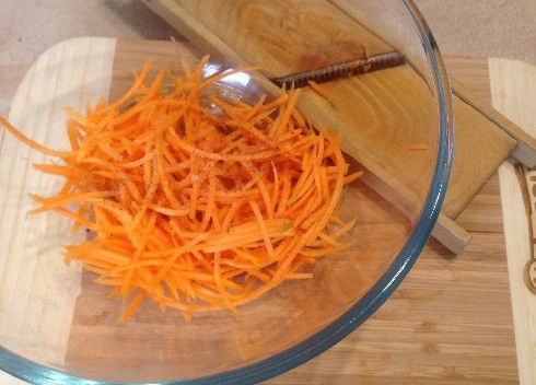 1. Этап. Салат из жареного корневого сельдерея: 4. Морковь тоже натираем на терке, добавим щепотку соли, перца и лимонный сок. Перемешиваем, пусть постоит, пустит сок и станет мягче.