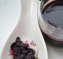 1. Этап. Черничная паста: Отжатые ягоды залейте водой и проварите минут 5.