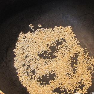 1. Этап. Мини-баклажаны: На сухой сковороде, обжарьте до золотистого цвета семена белого кунжута. Отложите в сторону.