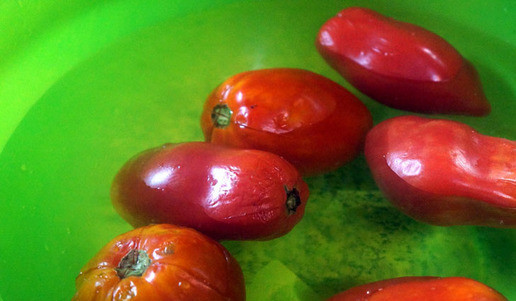 1. Этап. Суп из баранины с помидорами: Через пару минут переложить в очень холодную воду.