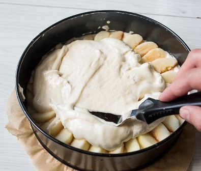 1. Stage. Charlotte with apples: Cover the apples with the rest of the dough and put in the oven for 30 minutes at 190 degrees.