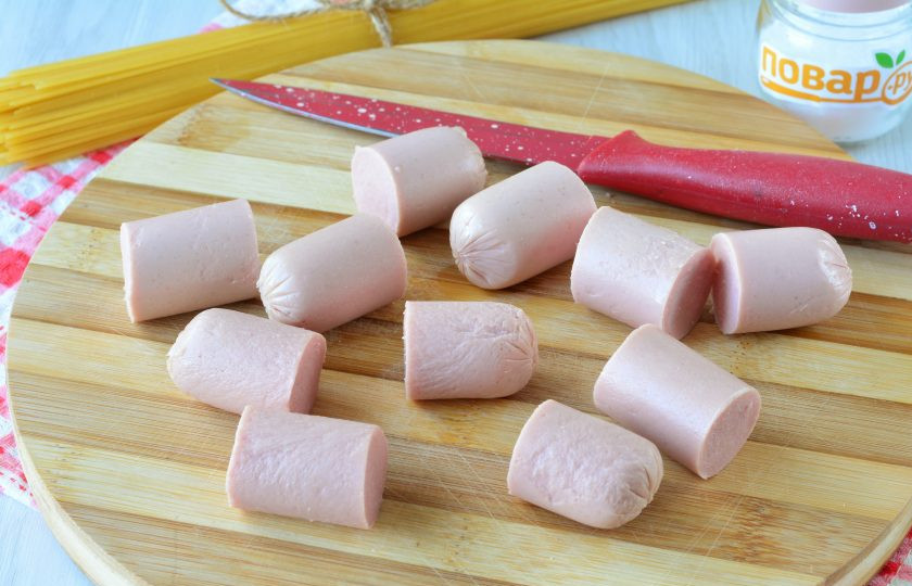1. Этап. Волосатые сосиски: Почистите сосиски от упаковки и нарежьте их на 3 примерно равные части.