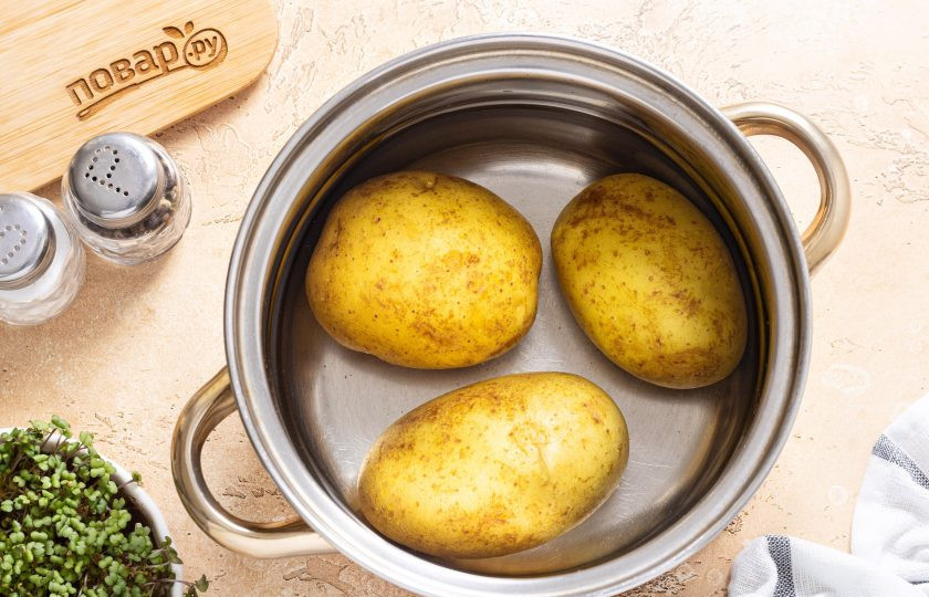 1. Этап. Картофель фаршированный вешенками: Картофель тщательно помойте, затем отварите в мундирах до готовности. Остудите картофель.