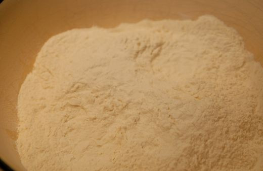 1. Этап. Фыдджын (осентинские пироги с мясом): В отдельную миску просеиваем муку. Добавляем щепотку соли. Постепенно тонкой струйкой добавляем смешанную с дрожжами и сахаром воду. Вымешиваем тесто, пока оно не станет блестящим и эластичным.