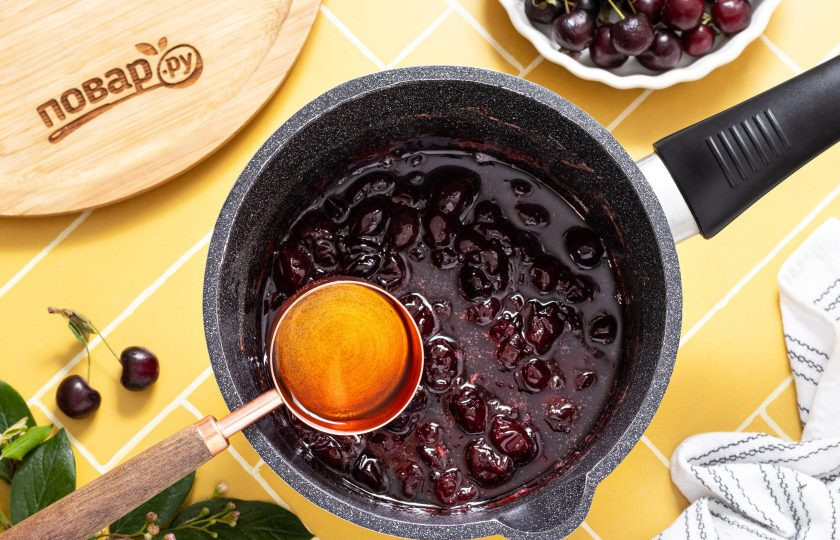 1. Этап. Вишневое варенье с ромом: В третий раз перед тем, как довести варенье до кипения, добавьте ром в кастрюлю с вишней.