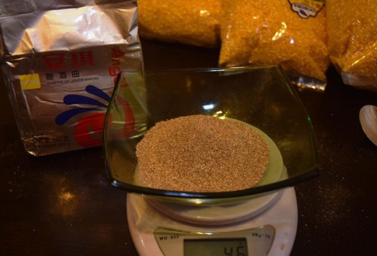 1. Этап. Кукурузная крупа на кодзи: В 30-ти литровую тару залейте воду. Добавьте крупу и Кодзи.