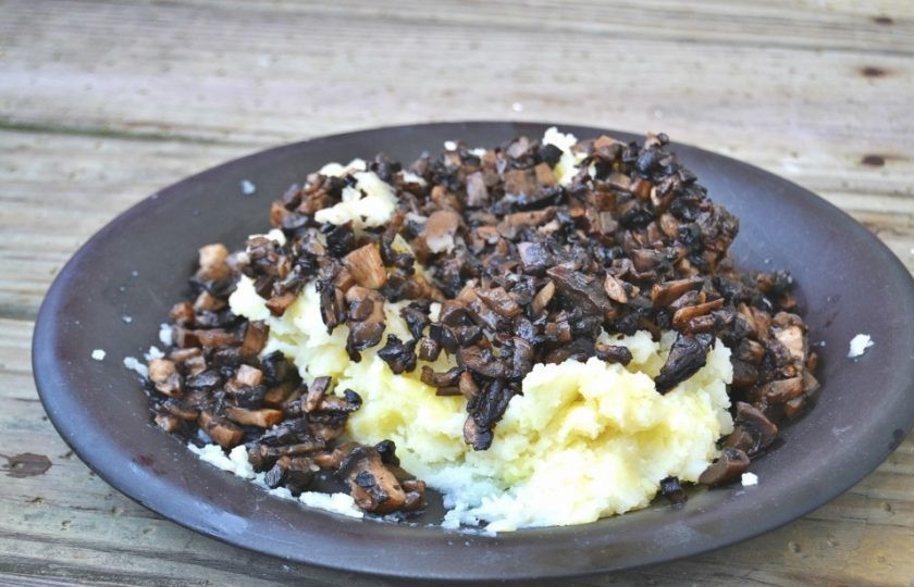 1. Этап. Лепешки с грибами и картошкой: 8. Добавьте к картофелю обжаренные грибы и соль по вкусу, перемешайте.