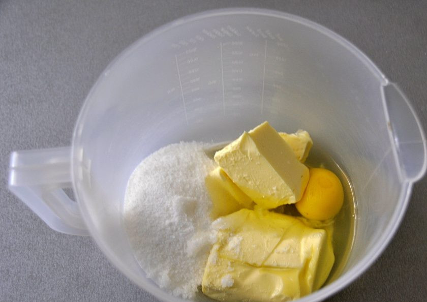 1. Этап. Печенье Взлетное: К размягченному сливочному маслу добавьте соль, сахар, яица. Перемешайте.