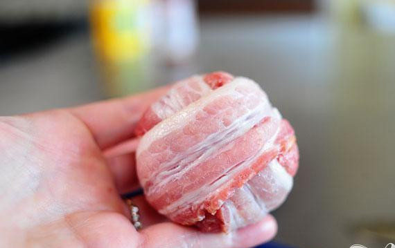 1. Этап. Сэндвичи с фрикадельками в беконе: 3. Повторить с другой полоской бекона, обернув ее перпендикулярно первой. Шов должен быть в одном и том же месте.