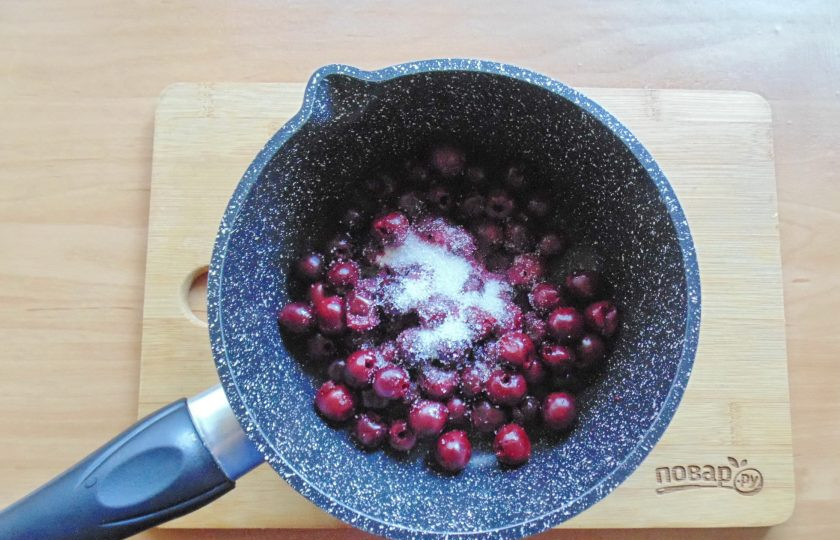 1. Этап. Дрожжевые рогалики с вишней: Пока тесто расстаивается, приготовьте начинку. В посуду с толстым дном выложите вишню. Влейте 100 грамм воды и добавьте сахар по вкусу. Поставьте на огонь и проварите 3-5 минут до полного растворения сахара.