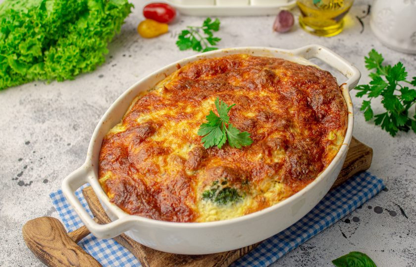 1. Этап. Запеканка из кабачков, брокколи и цветной капусты: Спустя время достаньте готовую румяную запеканку и дайте ей немного остыть.