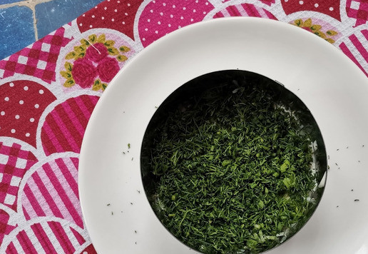 1. Этап. Слоёный рыбный салат Лето: Следующий слой - мелко порубленный укроп.