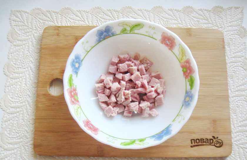 1. Этап. Салат со свининой и солеными огурцами: Отварную свинину нарежьте кубиками и выложите в салатник.