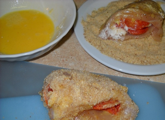 1. Этап. Куриные грудки, фаршированные сыром и пепперони: 5. В одну тарелку выложите муку, в другую разбейте яйцо, а в третью добавьте панировочные сухари. Обваляйте каждую грудку в муке, затем - в яйце и панировочных сухарях.