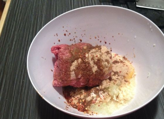 1. Этап. Котлеты по-британски: К фаршу добавить яйцо, лук и чеснок, специи.