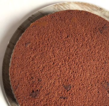 1. Этап. Шоколадный пирог с маскарпоне: Я наломала шоколад на кусочки, его видно в готовом пироге.