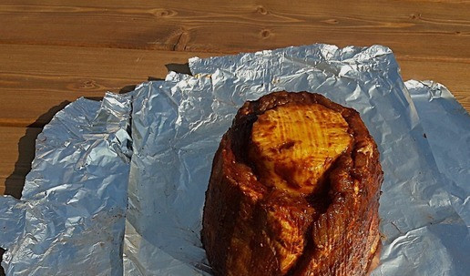 1. Этап. Свиные ребрышки с ананасом: Смазать соусом и обернуть ребрами. Сверху также смазать соусом.