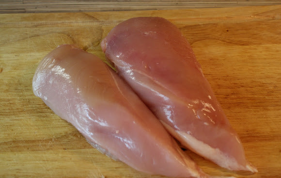 1. Этап. Омлет с куриным филе: 1. Для начала займемся курицей. Филе необходимо вымыть и слегка обсушить салфеткой.