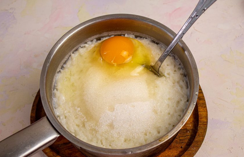 1. Этап. Рисовая запеканка с вишней: К остывшему и хорошо набухшему рису добавьте яйцо и хорошо перемешайте.