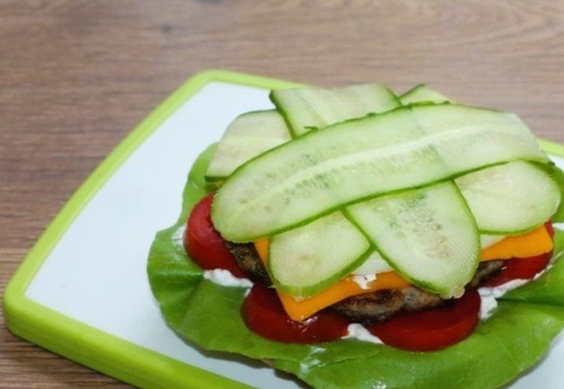 1. Этап. Дружбургер с котлетой и сыром: 11. Сверху раскладываем нарезанный тонкими пластинами огурец.