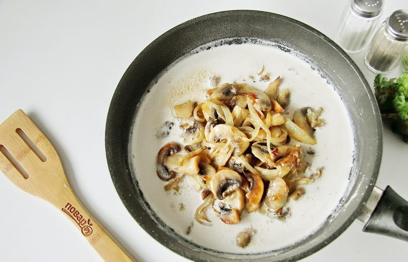 1. Этап. Запеканка Жульен: Добавьте молоко и сливки. Тщательно разотрите чтобы не было комочков и добавьте обжаренные с луком грибы.