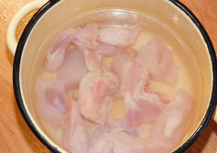 1. Этап. Бульон из дичи: Затем залейте мясо новой водой.