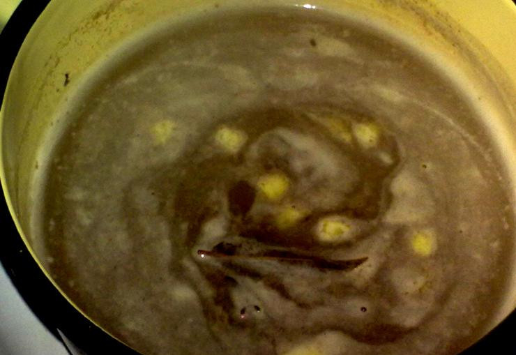 1. Этап. Медовый сбитень: Ставим кастрюлю с водой и медом на огонь и доводим до кипения. Добавляем пряности и нарезанный имбирь, варим сбитень на медленном огне в течение 10 минут, в конце добавляем для цвета жженый сахар.