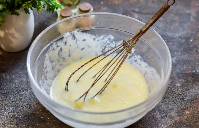 1. Этап. Оладьи из кус-куса: Взболтайте в миске яйцо и кефир.