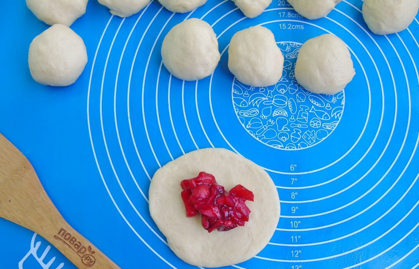 1. Этап. Пирожки с яблоками и вишней: Каждый шарик раскатайте в лепешку и выложите начинку.