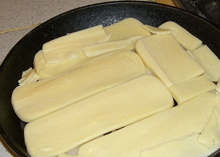 1. Этап. Сулугуни, жаренный на кеци: Сверху толстым слоем разложите сулугуни кусками.