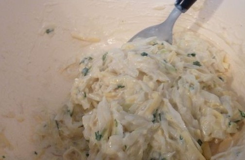 1. Этап. Капустные оладьи в духовке: 5. Добавить разрыхлитель и как следует перемешать. Масса не должна быть жидкой. Теперь можно отправить все это в холодильник минут на 20.