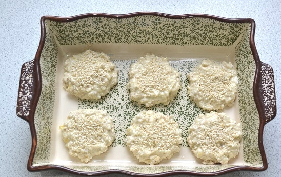 1. Этап. Овсяные лепешки в духовке: 7. Присыпьте сверху кунжутом и отправьте в разогретую до 190 градусов духовку.