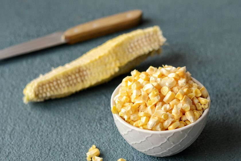 1. Этап. Кукурузное молоко: С початка кукурузы срежьте зерна.