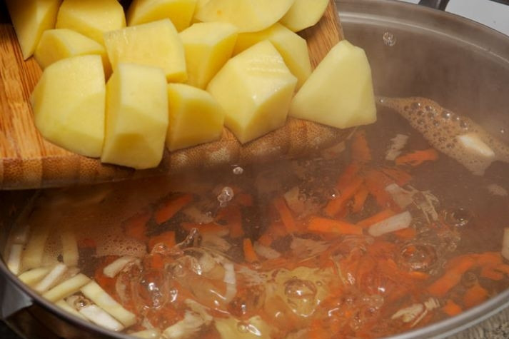 1. Этап. Бабушкин грибной суп: 3. В то время как грибы готовятся, в отдельной емкости в кипящей воде доведите до готовности нарезанные соломкой корень сельдерея, петрушки и морковь. Через пару минут добавьте нарезанный картофель.