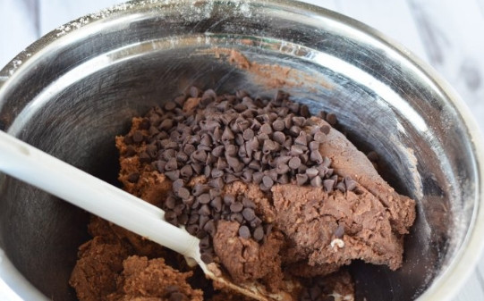 1. Этап. Медовый пирог легкий: 2. Дальше добавим жидкий мед и шоколадные капли, когда смесь остынет. Перемешаем.