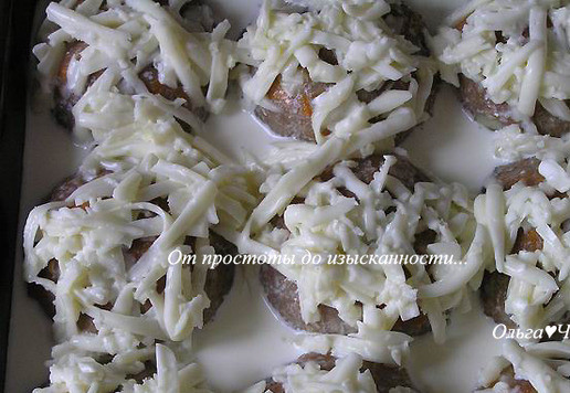 1. Этап. Нежные шарики из индейки с тыквой: Залейте шарики соусом.