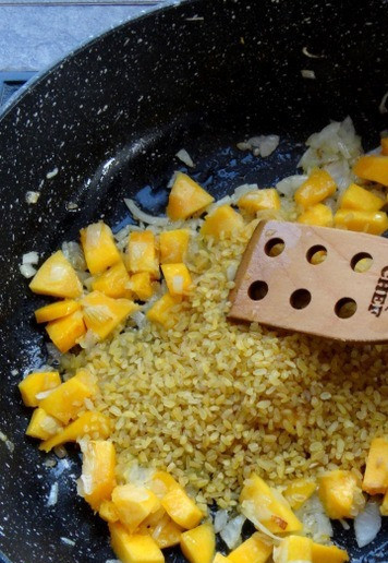 1. Этап. Сливочный булгур с тыквой: Спустя секунд 30 добавить в сковороду булгур.