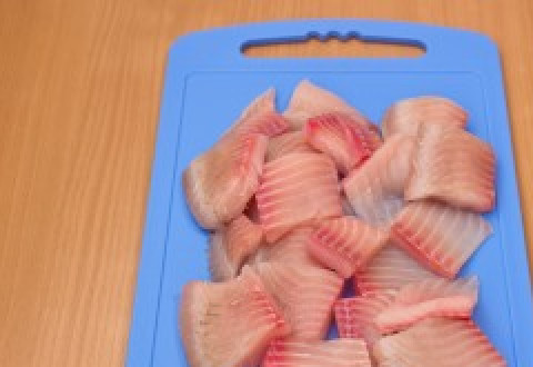 1. Этап. Рыба, запеченная в сливках: Рыбное филе нарезаем порционными кусочками.