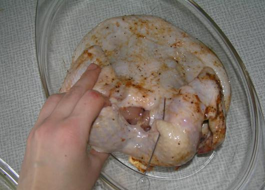 1. Этап. Курица, фаршированная луком: 1. Первым делом птицу нужно вымыть и хорошо обсушить. Натереть солью и перцем, смазать соусом по вкусу. В качестве маринада в рецепт приготовления курицы, фаршированной луком можно использовать также соевый соус, горчицу, сметану и все, что придется по вкусу. Чтобы начинка не выпадала, шею нужно аккуратно зашить.