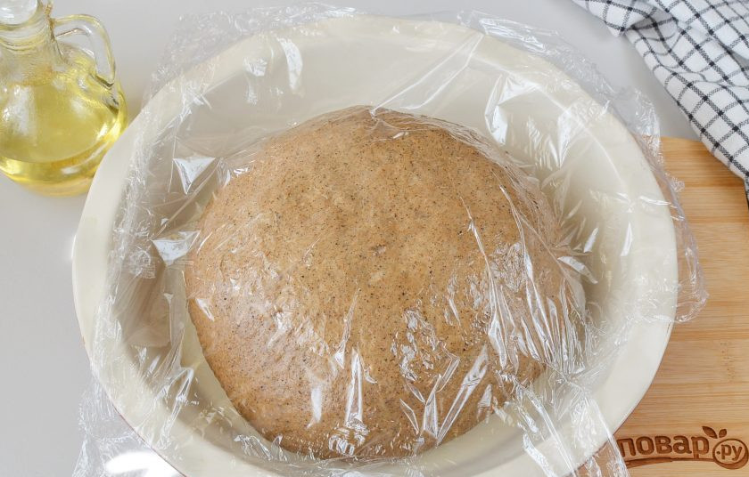 1. Этап. Рецепт хлеба с солодом: За это время тесто отдохнуло и немного подросло. Включите духовку и прогрейте до 180 градусов.