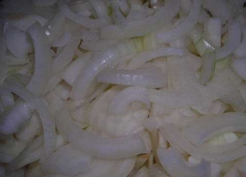 1. Этап. Кабачковая икра без помидоров на зиму: 2. Очистите и измельчите лук, обжарьте его до легкого золотистого цвета и переложите к кабачкам.