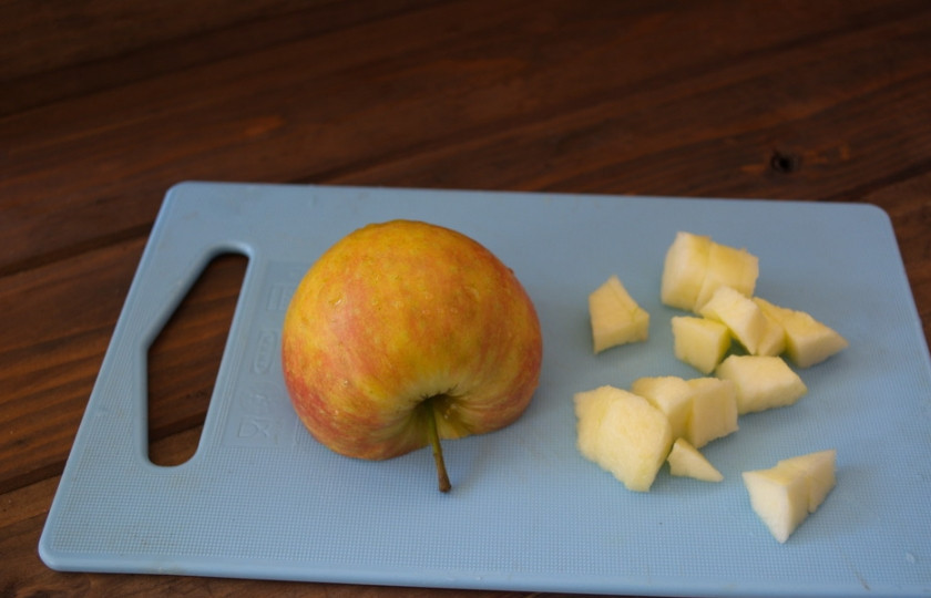1. Этап. Форшмак классический рецепт: Яблоко очистить от шкурки. Нарезать небольшими кусочками.