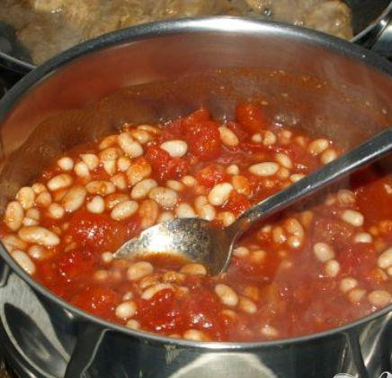 1. Этап. Курица в бальзамическом уксусе: 2. Отцедить жидкость из фасоли, оставив 50 мл жидкости. Влить жидкость в кастрюлю, добавить саму фасоль, помидоры, мед, паприку и чеснок. Скрутить огонь до минимального. Время от времени помешивать.