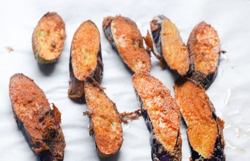 1. Этап. Баклажаны фри: Затем выложите баклажаны фри на бумажные салфетки. Так лишний жир и масло с них быстро стечёт.